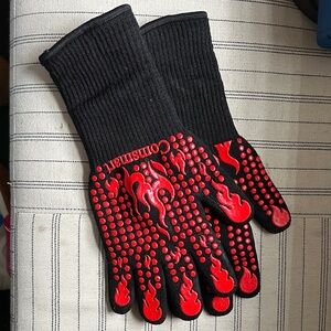 Red and Black Heat Resistant Gloves
